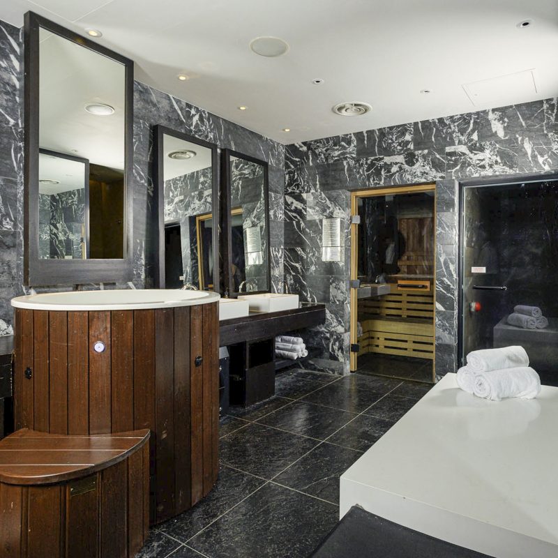 1st Floor Changing Room and Sauna - 